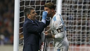 Sergio Ramos recibe asistencia médica durante el partido 