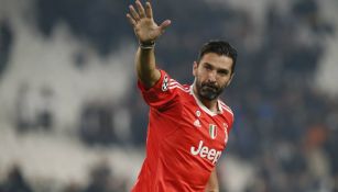 Buffon saluda a la afición en partido contra Barcelona