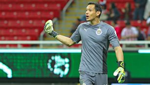 Rodolfo Cota celebra un gol de Chivas 