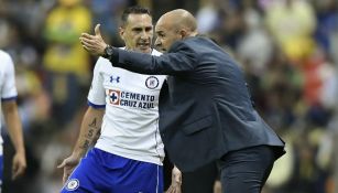 Christian Giménez y Paco Jémez hablan durante un partido de Cruz Azul