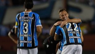 Jugadores de Gremio celebran en el Ciudad de Lanús