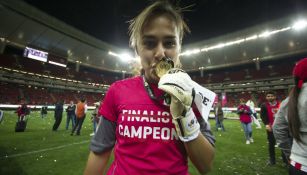 Blanca Félix besa la medalla del campeonato con Chivas