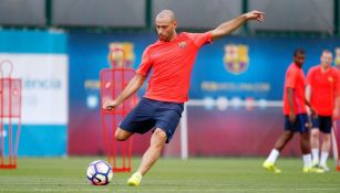 Mascherano sacando un disparo durante un entrenamiento con el Barça