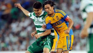 Oribe pelea el balón con Lobos en las 'Semis' del C2012