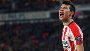 Hirving Lozano disputa un juego con el PSV