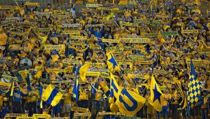 Seguidores de Tigres apoyan durante Semifinal contra América