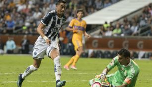 Rogelio Funes Mori y Nahuel Guzmán, en el Estadio BBVA Bancomer