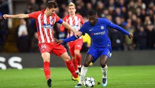 Gabi intenta recuperar el balón contra el Chelsea