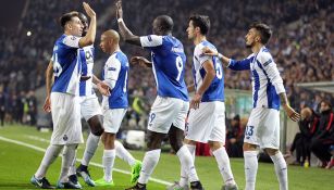 Jugadores del Porto celebran gol contra Mónaco