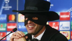 Paulo Fonseca en la conferencia de prensa disfrazado como Zorro