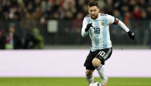 Messi controla el balón en un juego con Argentina