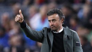 Luis Enrique hace una seña de aprobación en un partido