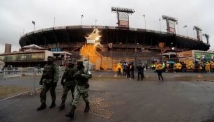 Aficionados ingresan al Estadio Universitario previo al juego de Ida