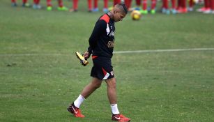 Paolo Guerrero se lamenta en entrenamiento de Perú