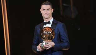 Cristiano Ronaldo sostiene su quinto Balón de Oro