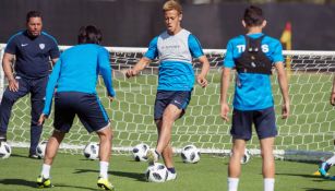 Honda domina el balón durante un entrenamiento con Tuzos