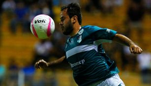 Luis Márquez controla el balón en un juego con el Zacatepec