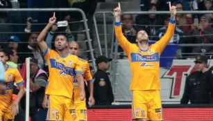 Gignac celebra el gol de Edu Vargas en el BBVA