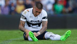 Nicolás Castillo sentado en el césped durante un juego de Pumas