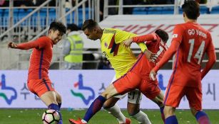 Cardona conduce el balón en juego contra Corea del Sur 