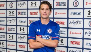 Carlos Fierro posa con la playera de Cruz Azul