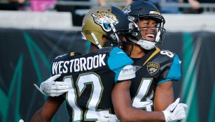 Keelan Cole y Dede Westbrook celebran touchdown con Jaguars
