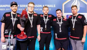 Los jugadores de FaZe, posando con su trofeo de campeón