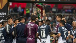 Jugadores de Rayados celebrando el título 