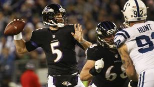 Joe Flacco se prepara para lanzar un pase en el juego contra Colts