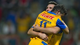 Gignac  y Damián Álvarez se abrazan en un juego de Tigres en 2015