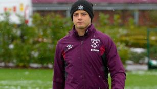 Chicharito durante un entrenamiento con West Ham 