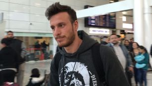 Ángelo Henríquez llega al aeropuerto de Guadalajara 