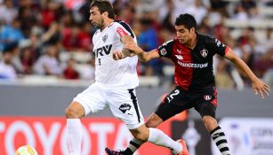 Lucas Pratto intenta quitarse la marca del jugador de Atlas