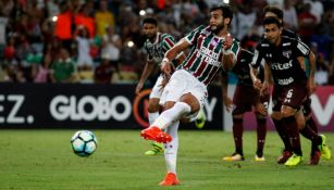 Henrique Dourado cobra un penalti con Fluminense