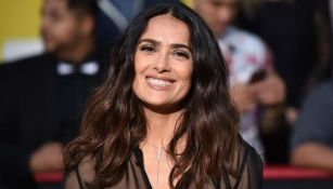 Salma Hayek sonríe para la cámara durante una alfombra roja