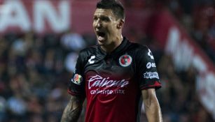 Damián Musto reclama una jugada en partido de Xolos