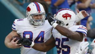 Kyle Williams y Nick O'Leary festejan en el juego contra Dolphins