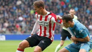 De Jong controla el balón en un partido del PSV Eindhoven