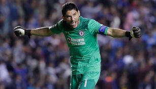 Corona durante un partido de Cruz Azul