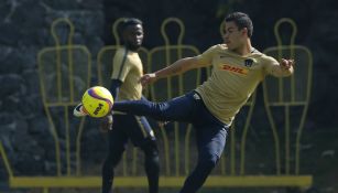 Pablo Barrera saca un disparo en un entrenamiento con Pumas