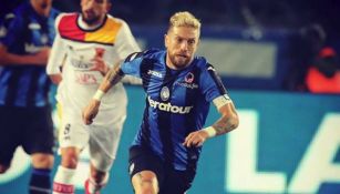 Papu Gómez busca ganar en el esférico en un partido del Atalanta