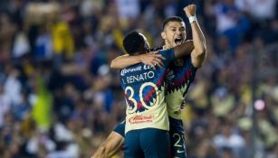 Henry Martín festeja su gol junto a Renato Ibarra