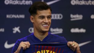 Coutinho posa con una playera del Barça con su nombre