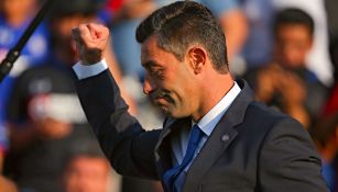 Pedro Caixinha celebra una jugada en un juego con Cruz Azul