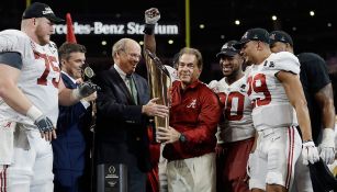 Nick Saban sostiene el trofeo del título