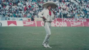 José Manuel Correa, durante una interpretación del himno de Chivas