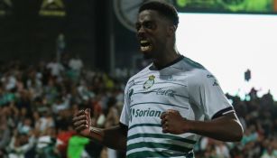 Tavares celebra un gol con Santos