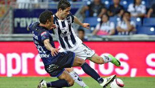 Bueno controla un balón en un juego con Rayados