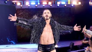 Austin Aries hace su entrada al ring