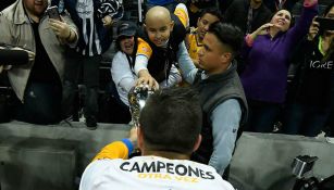 Gignac acerca trofeo de Campeón a niño con cáncer